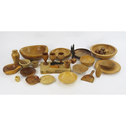 1789 - A collection of assorted treen wares includes bowls, goblets, bread and cheese boards, etc.