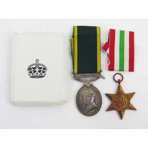 1916 - A Territorial Efficiency Medal to 1464427. Bdr. H W Harris. RA. an Italy Star, with box of issue.