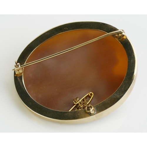 174 - A Large Sardonyx Triple Head Cameo Brooch in a precious yellow metal surround with safety chain, 54.... 