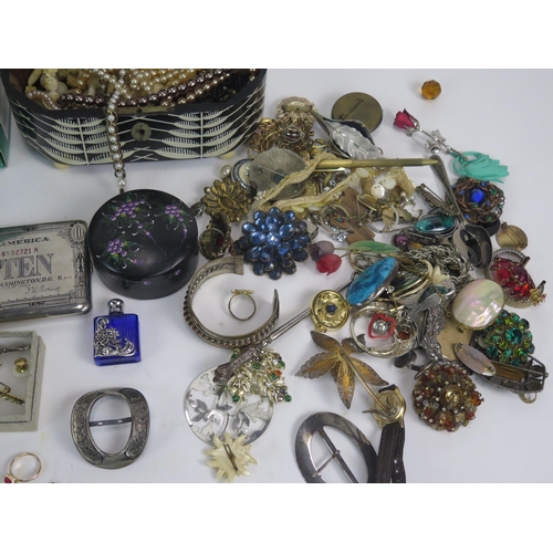 243 - A Selection of Costume Jewellery