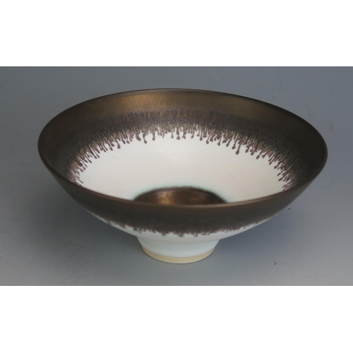 1050 - Peter Wills (b. 1955), A Studio Pottery Porcelain Bowl, 13cm diam., incised mark