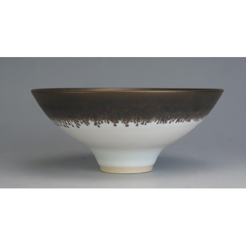 1050 - Peter Wills (b. 1955), A Studio Pottery Porcelain Bowl, 13cm diam., incised mark