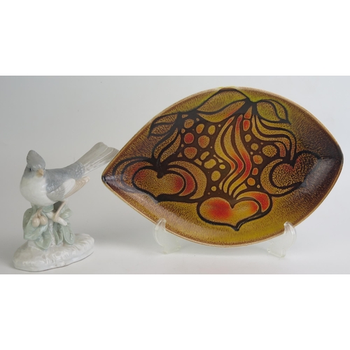 1091 - A Poole Pottery Delphis Aegean leaf pattern oval dish, 31cm long, together with a Japanese porcelain... 