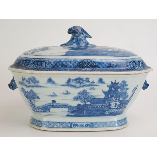 1151 - A 19th century Chinese tureen and cover, with blue and white Willow pattern decoration, 28cm wide.