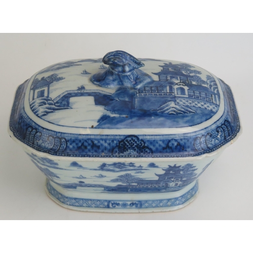 1151 - A 19th century Chinese tureen and cover, with blue and white Willow pattern decoration, 28cm wide.