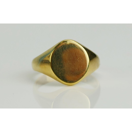 108 - A Gent's 18ct Gold Signet Ring, size U.5, Birmingham hallmarks, 11.24g