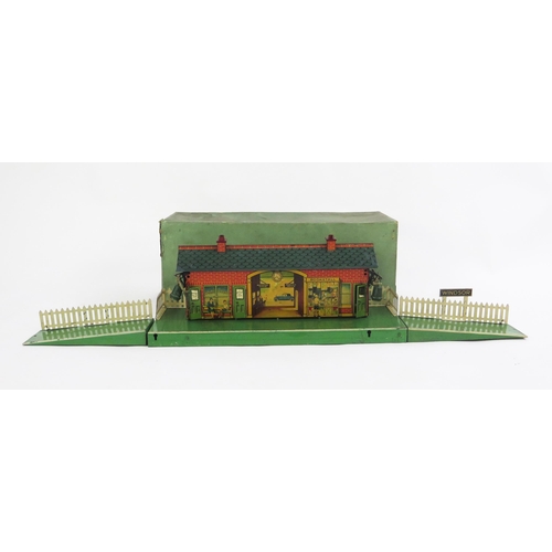 1340 - Hornby O Gauge Station No. 2E (Windsor) with electric lighting on green platform - excellent with re... 