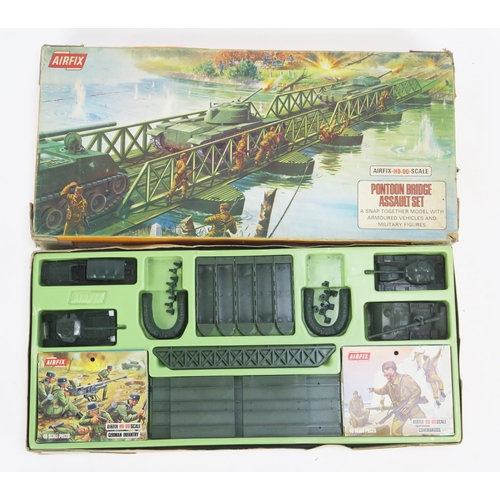 1368 - Airfix Pontoon Bridge Assault Set, OO Scale with 4 armoured vehicles - appears in good condition, lo... 