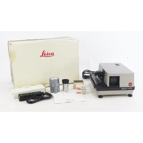 1417 - Leica P2000 Slide Projector with Colourplan-P CF1:2.5/90 lens, cable remote, boxed