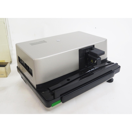 1417 - Leica P2000 Slide Projector with Colourplan-P CF1:2.5/90 lens, cable remote, boxed