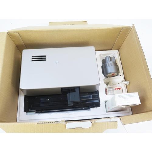 1417 - Leica P2000 Slide Projector with Colourplan-P CF1:2.5/90 lens, cable remote, boxed