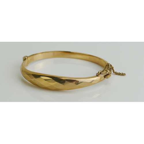 147 - A 9ct Gold Hinged Bangle with faceted top, Birmingham hallmarks, 9.47g