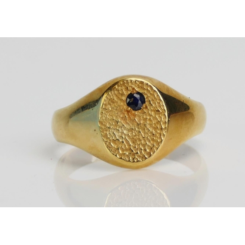 19 - An 18ct Gold and Sapphire Gent's Ring, size Z, hallmarked, 11.1g