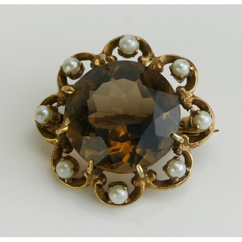 264 - A 9ct Gold, Smoky Quartz and Cultured Pearl Brooch, 26.6mm diam., hallmarked, 7.25g