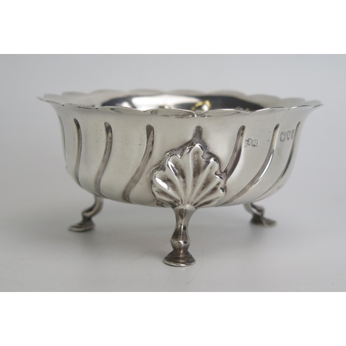 514 - A Victorian silver sugar basin, maker Sibray Hall & Co, London, 1894, with writhen decoration, on th... 