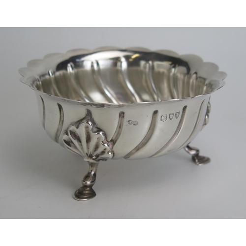 514 - A Victorian silver sugar basin, maker Sibray Hall & Co, London, 1894, with writhen decoration, on th... 