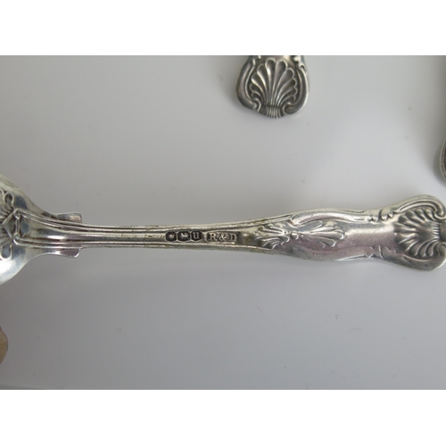 580 - Seven assorted Kings pattern coffee spoons, various makers and dates, total weight of silver 108gms,... 