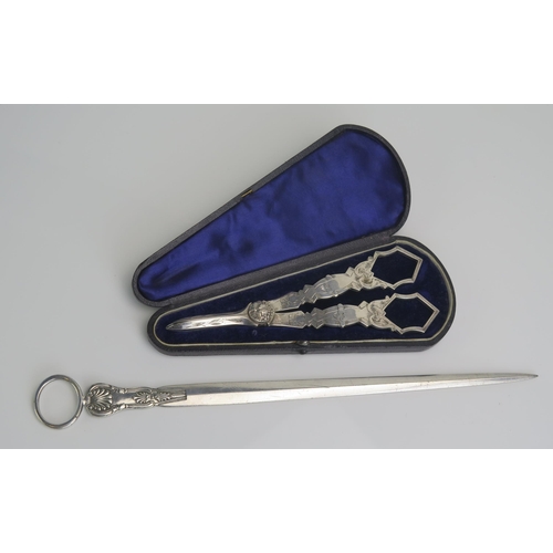 600 - A pair of late Victorian/Edwardian silver plated grape shears, with chased decoration, cased, togeth... 