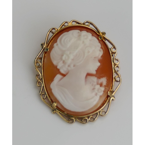 93 - A 9ct Gold Shell Cameo Brooch, c.34.5x23.5mm, hallmarked, 4.59g