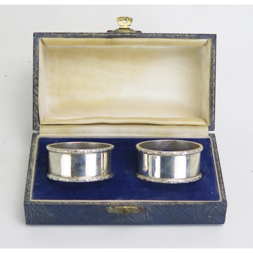 528 - A pair of Elizabeth II silver napkin rings, maker S J Rose & Son, Birmingham, 1970, cased, 76gms, 2,... 