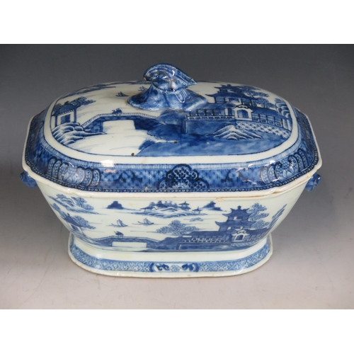 1393 - A 19th century Chinese tureen and cover, with blue and white Willow pattern decoration, 28cm wide.