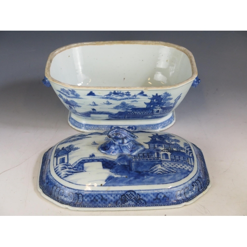 1393 - A 19th century Chinese tureen and cover, with blue and white Willow pattern decoration, 28cm wide.