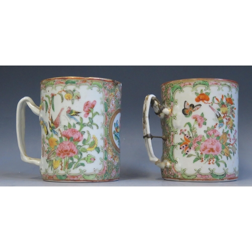 1422 - A pair of 19th century Chinese famille verte export porcelain mugs, decorated with figures in a gard... 