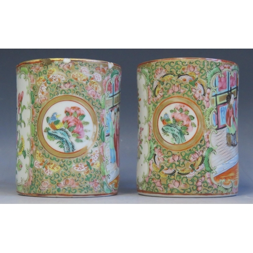 1422 - A pair of 19th century Chinese famille verte export porcelain mugs, decorated with figures in a gard... 