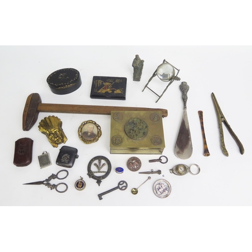 1543 - A Chinese brass box, faux tortoiseshell cigarette holder, button hook, glove stretchers, magnifying ... 