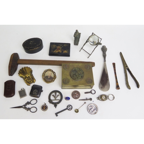 1543 - A Chinese brass box, faux tortoiseshell cigarette holder, button hook, glove stretchers, magnifying ... 