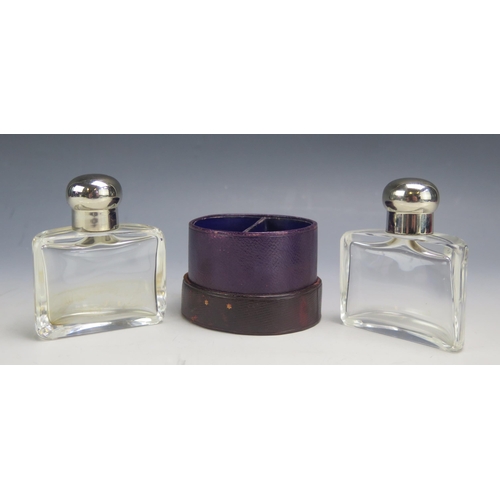 530 - A pair of plate mounted clear glass scent bottles, contained in a leather case.