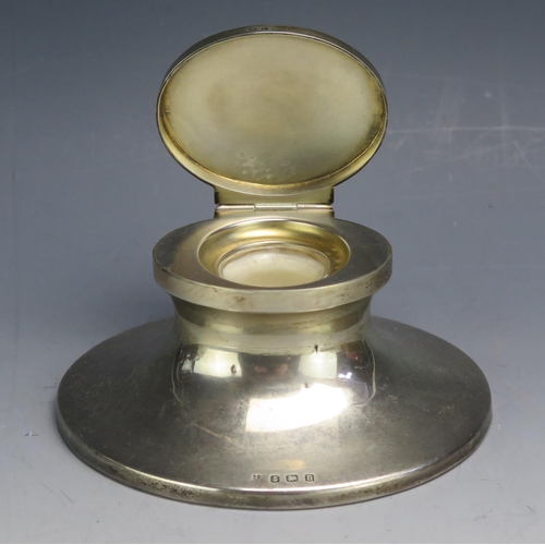 535 - A George V silver capstan inkwell, maker William Neale & Son Ltd, Birmingham, 1912, of oval outline ... 