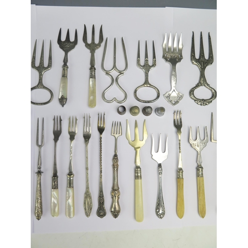 549 - A cpo0llection of silver plated flatwares including pickle forks, ham forks, silver mounted comb, et... 