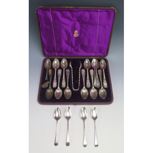 587 - A cased set of twelve Victorian silver teaspoons and sugar tongs, maker Elkington & Co, Birmingham, ... 