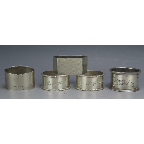 682 - A collection of five assorted silver napkin rings, various makers and dates, total weight of silver,... 