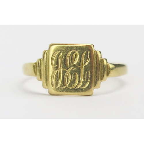 8 - An 18ct Gold Signet Ring, size K, hallmarked, 1.91g