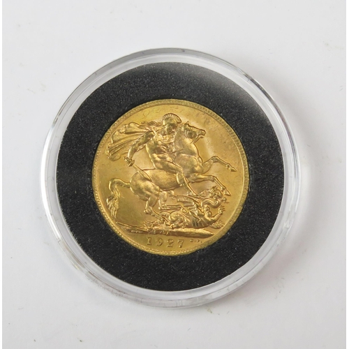 913 - A George V 1927 Gold Sovereign