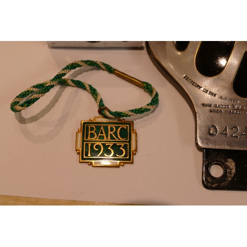 1539G - A set of Brooklands Automobile Racing Club members and guests badges 1933, in green and white enamel... 