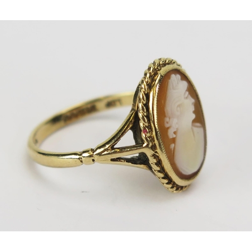 21 - A 9ct Gold Cameo Ring decorated with the bust of a lady in profile, size M.5, hallmarked, 2.62g