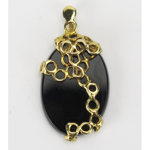 72 - A 9ct Gold and Onyx Pendant, 35.3mm drop, hallmarked, 4.27g