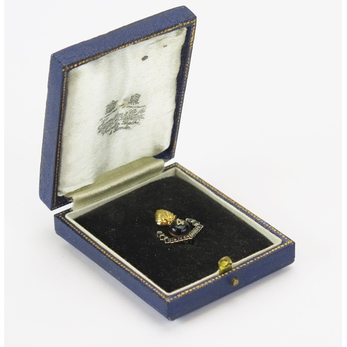 73 - A 5/4 GRENADIERS Sweetheart Brooch in precious yellow metal and enamel, 21.7mm high, KEE tests as 15... 