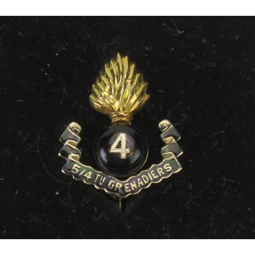 73 - A 5/4 GRENADIERS Sweetheart Brooch in precious yellow metal and enamel, 21.7mm high, KEE tests as 15... 