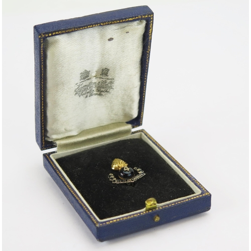 73 - A 5/4 GRENADIERS Sweetheart Brooch in precious yellow metal and enamel, 21.7mm high, KEE tests as 15... 