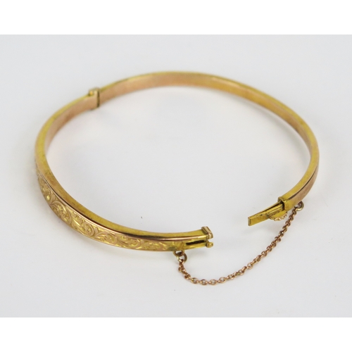 55 - 9ct Gold Hinged Bangle with chased foliate scroll decoration, Birmingham 1915, S&P, 5.29g