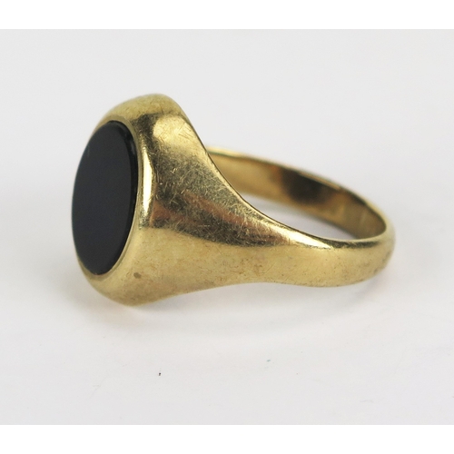 59 - A 9ct Gold and Onyx Signet Ring, size R.5, Birmingham hallmarks, 5.54g