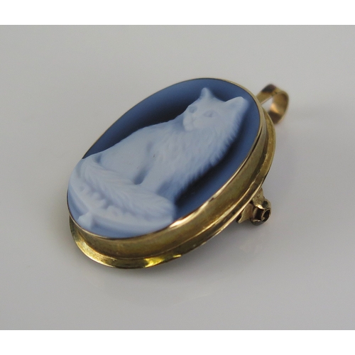 24 - A hardstone cameo brooch with pendant mount and decorated with a cat and in a 9ct yellow gold mount,... 