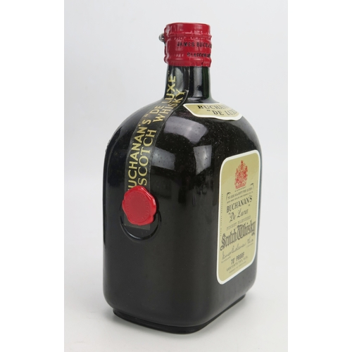 1084 - Buchanan's De Luxe Scotch Whisky 26 2/3oz, by appointment of Her Majesty the Queen circa 1950's in o... 