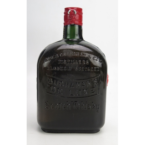 1084 - Buchanan's De Luxe Scotch Whisky 26 2/3oz, by appointment of Her Majesty the Queen circa 1950's in o... 