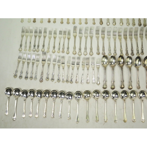 560 - An extensive selection of King's Pattern silver plated flatwares, including forks, dessert spoons an... 