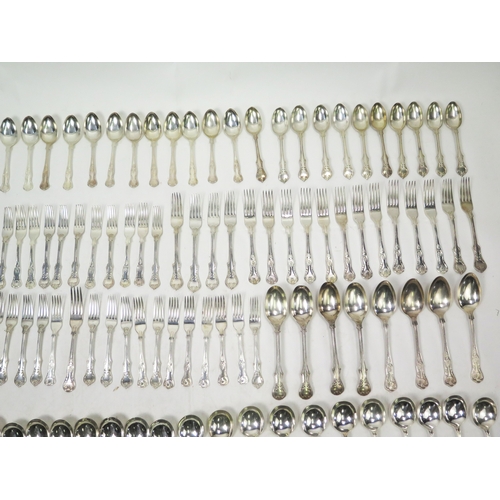 560 - An extensive selection of King's Pattern silver plated flatwares, including forks, dessert spoons an... 